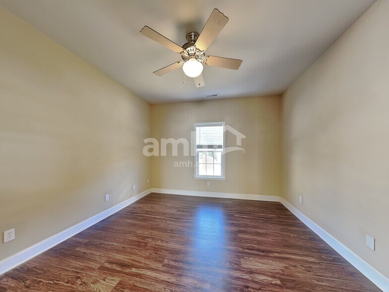 Building Photo - 220 Ash Dr