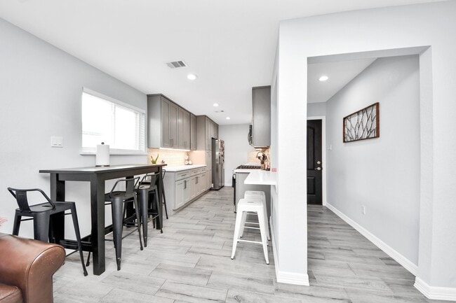 Building Photo - 834 Ellington St