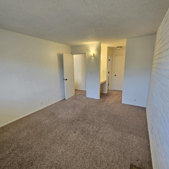 Building Photo - 401 Graceland Dr SE