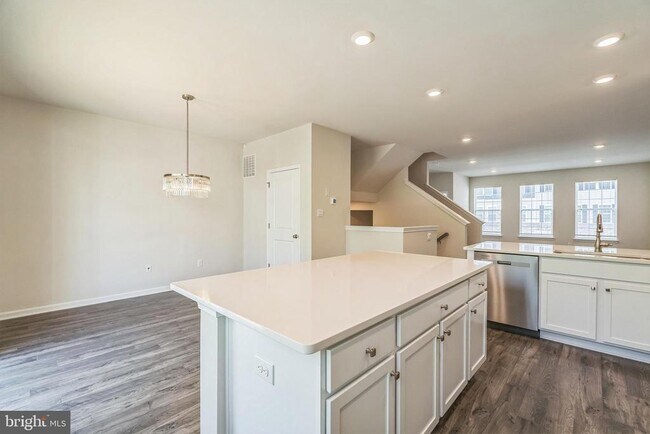 Building Photo - 10 Lilac Cir