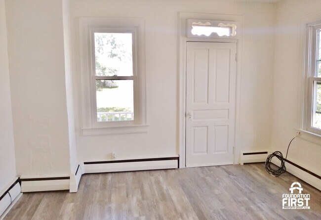 Building Photo - 3 Bed / 1 Bath Single Family Home