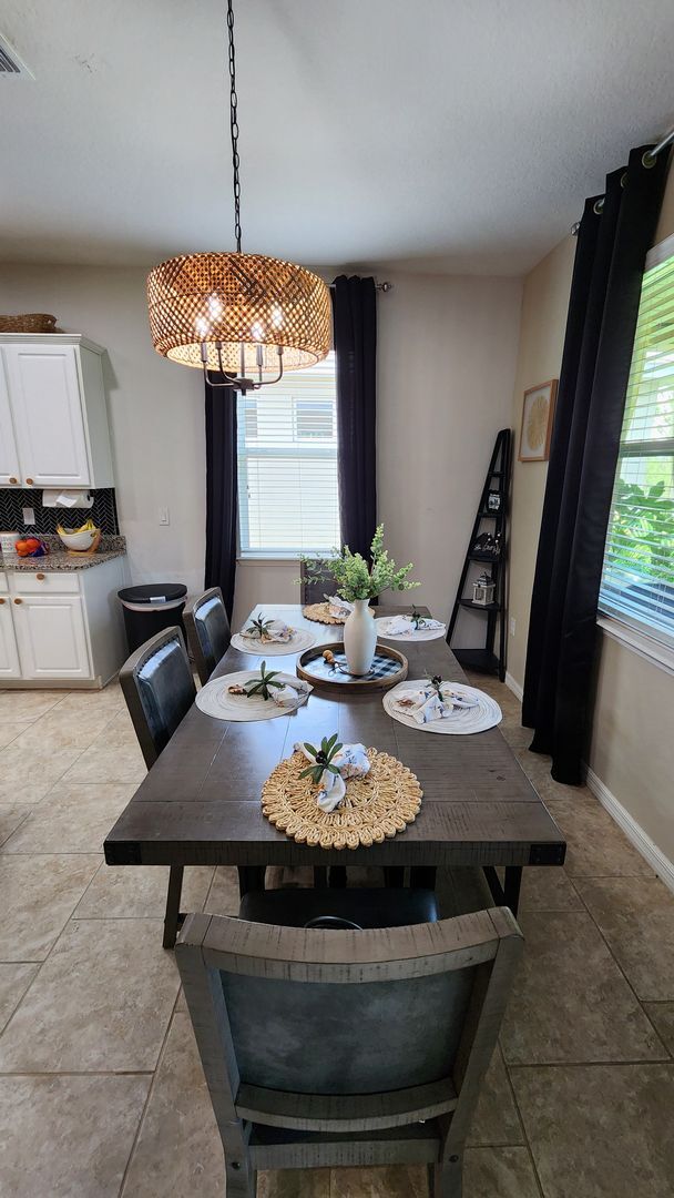 Building Photo - FOR RENT!!! SIMPLY STUNNING  3 BEDROOM 2 B...