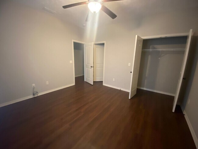 Building Photo - 3 bed 3 bath house house Central Springfield