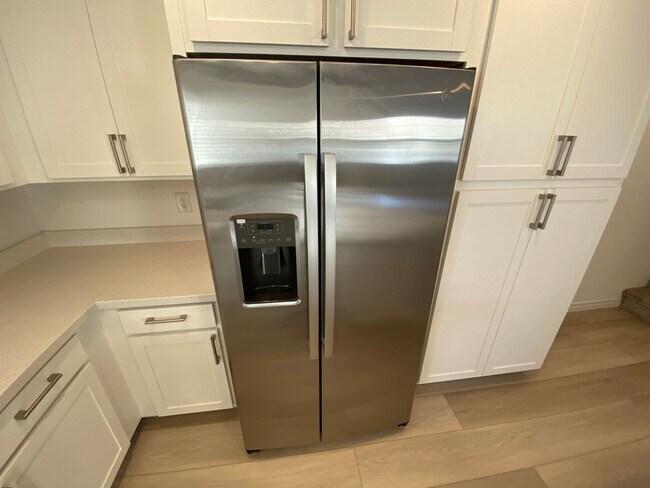 Building Photo - Fabulous 4 bedroom  Townhouse