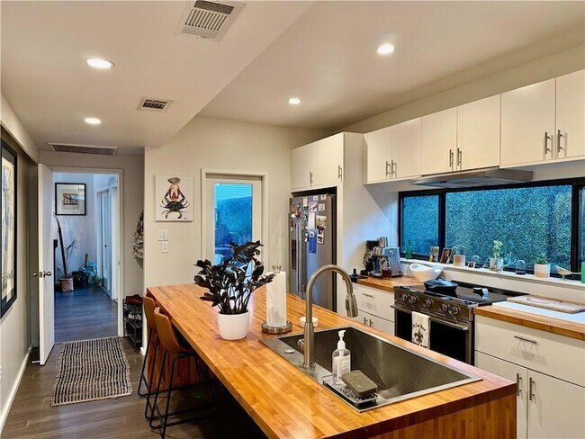 Building Photo - 2849 Danneel St