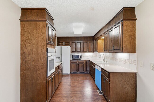 Building Photo - 7001/7003 S Indianapolis Ave Duplex