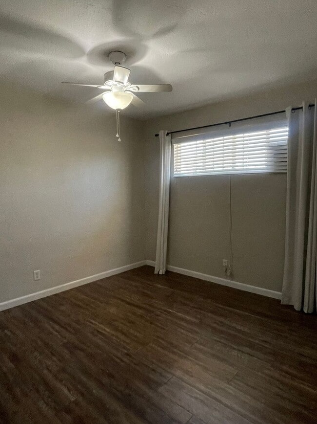 Building Photo - 590-596 Iris Drive