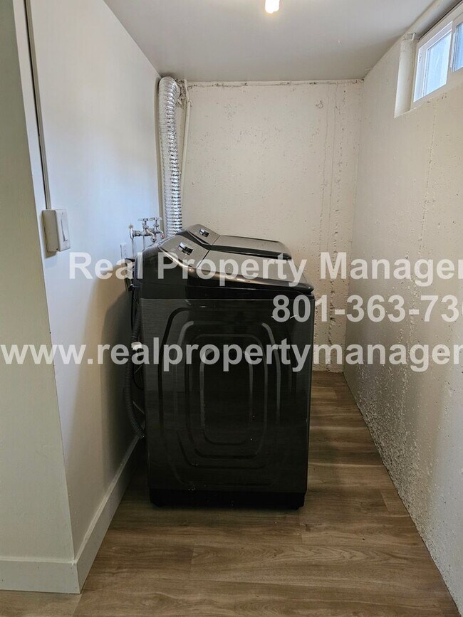 Building Photo - Check Out This 4 Bedroom 2 Bathroom Home in Salt Lake City!