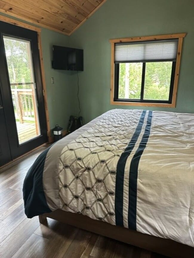 Building Photo - East Twin Lake Home - 3 BR, 2 Bath Single ...