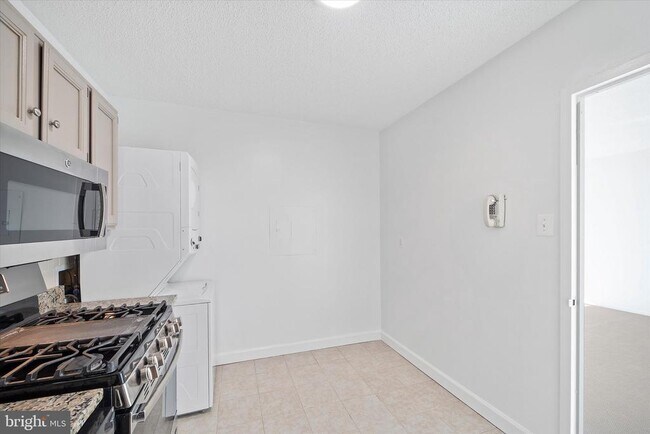 Building Photo - 3705 S George Mason Dr