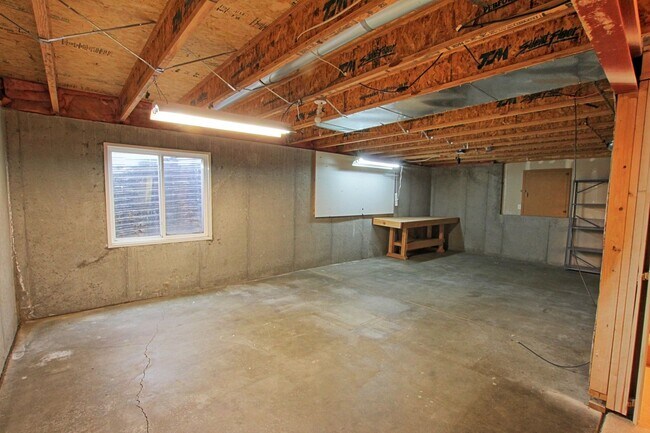 Building Photo - 1319 Iris Cir