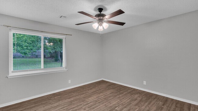 Building Photo - Beautifully Redone 3 Bedroom House! Available for Immediate Move in!
