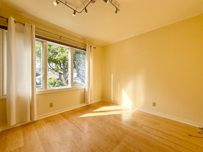 Building Photo - Beautifully Renovated Single-Family Home i...