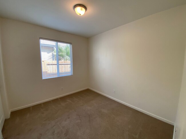 Building Photo - NW Visalia Home Available now, October SPE...