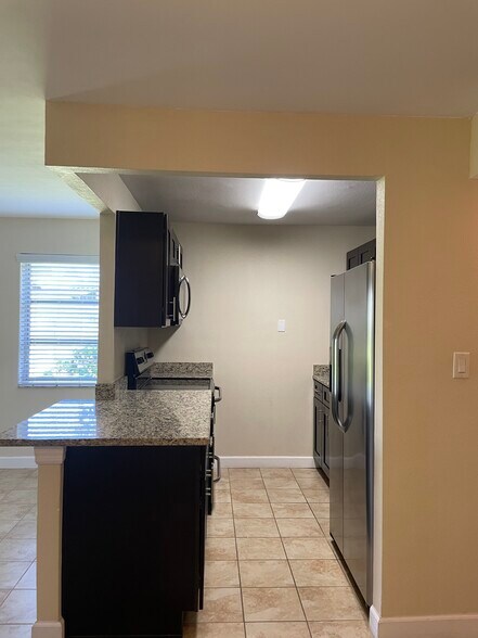 Kitchen - 213 S McMullen Booth Rd