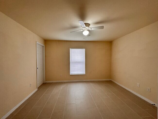 Building Photo - 1136 SE 9th Ct