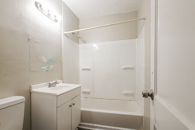 Building Photo - ***** ONE MONTH FREE RENT *****  Recently Remodeled Clean Home for Immediate Move-In Voucher Frie...