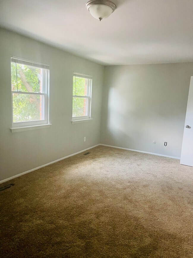 Building Photo - Beautiful recently Renovated 2 Bedroom 1.5...