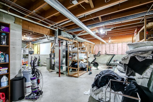 Building Photo - 3000 Pilgrim Ln N