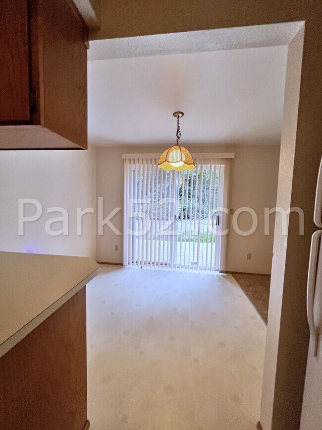 Building Photo - 2 Bedroom Puyallup Area Townhome