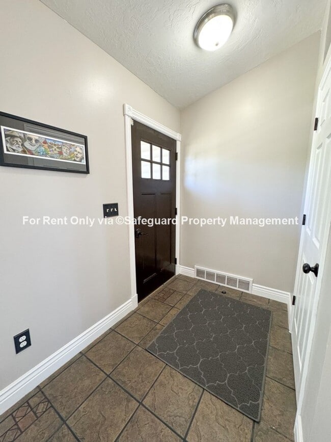 Building Photo - Wonderful Draper East Bench Home with Gorgeous Valley Views