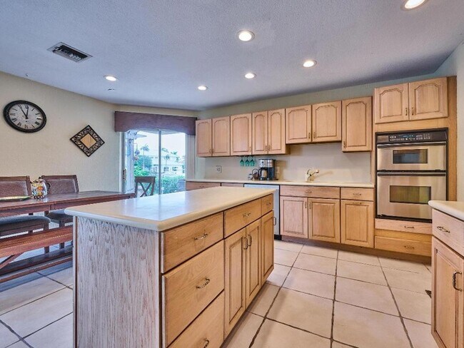 Building Photo - 2810 NE 48th Ct