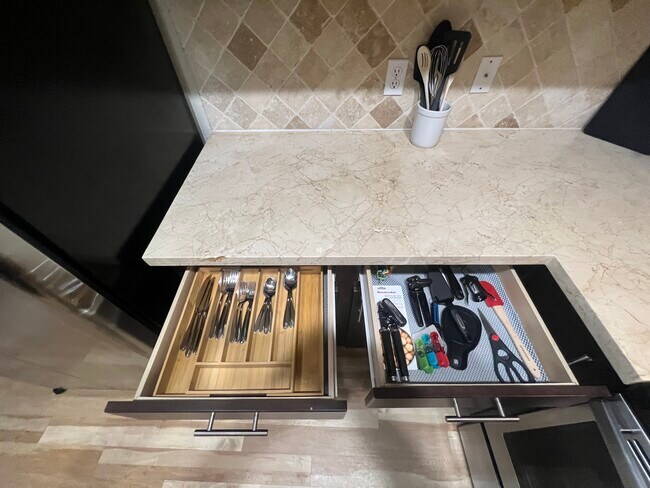 Building Photo - 3300 Cummins St