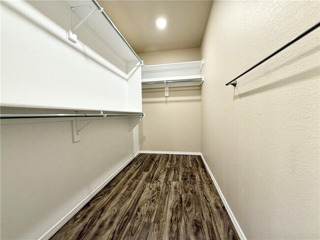 Building Photo - 817 Saddlebrook St