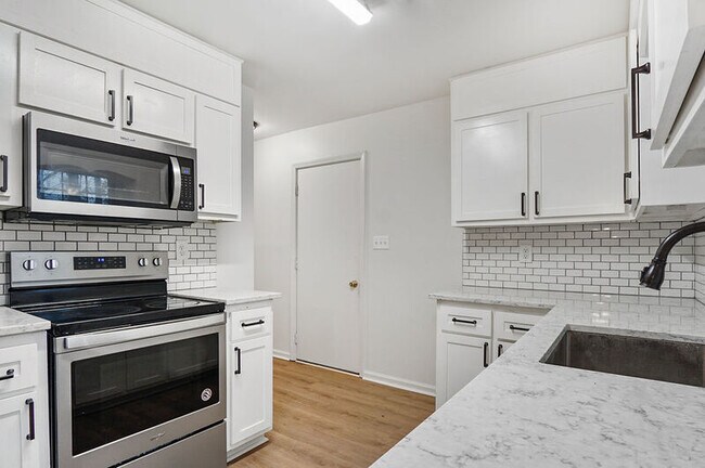 Building Photo - 4418 Englewood Rd