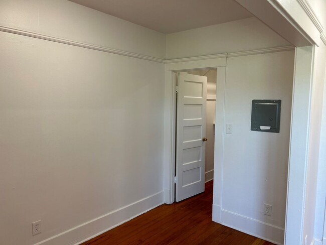 Building Photo - 301-5 3rd Ave