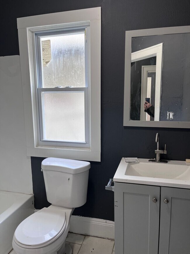 Building Photo - 3-Bedroom Home for Rent in Cleveland – Great Value!
