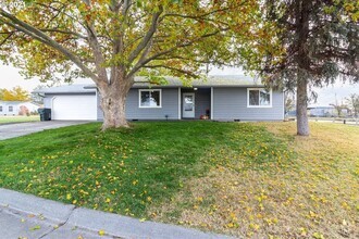 Building Photo - Beautiful Hermiston Home offers a perfect ...