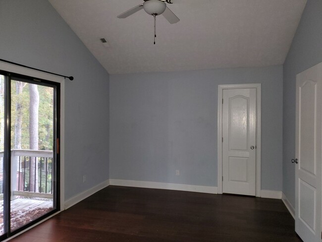 Building Photo - Beautiful contemporary home with high ceil...