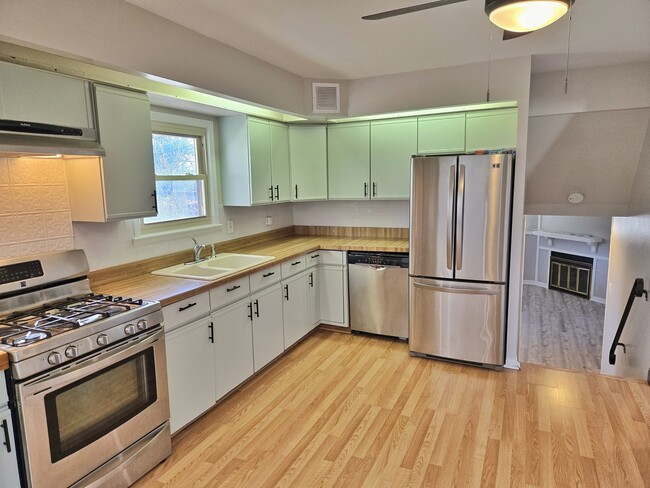 Building Photo - 15251 Colina Ave