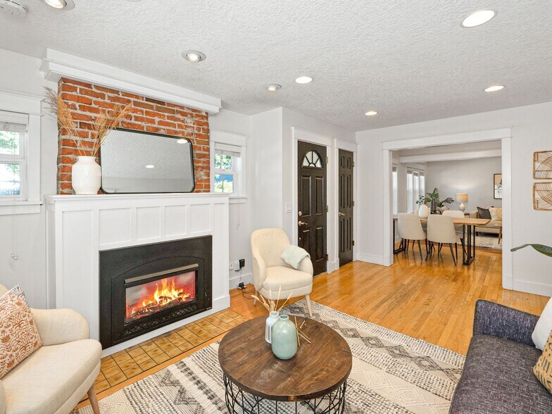 Building Photo - 2638 SW Custer St