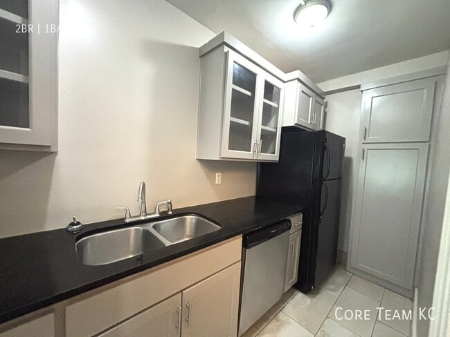 Building Photo - 710 W 48th St