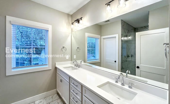 Building Photo - 1705 Cass St