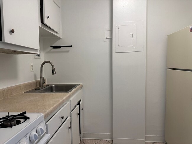 Building Photo - Rosslyn Studio | All Utilities Included | 1.5 Blocks to Metro