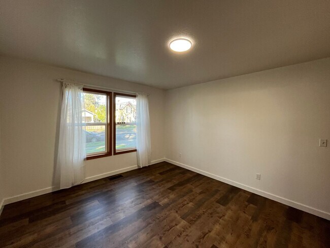 Building Photo - Amazing 3 Bd 2 Bath home in Historic Gladstone! Attached garage and Private yard! Easy access to ...