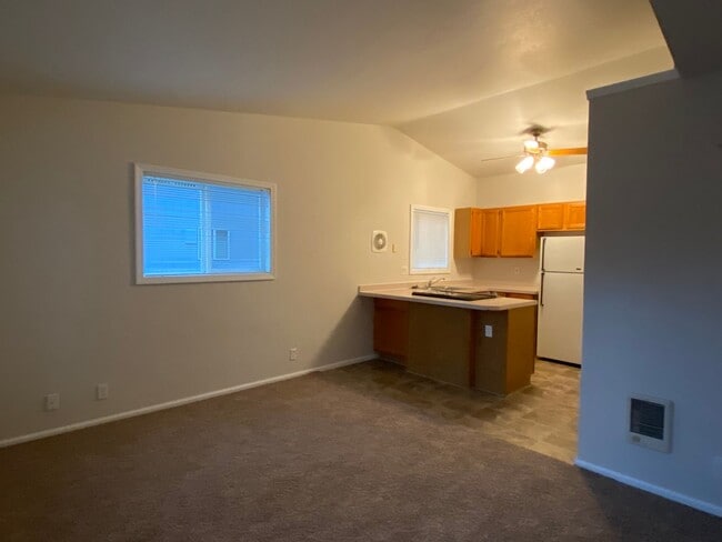 Building Photo - 5998a