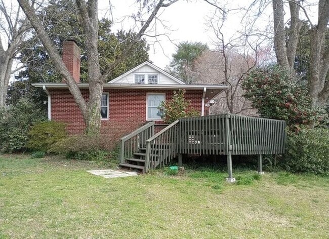 Building Photo - 5 Bedroom 2 Bath