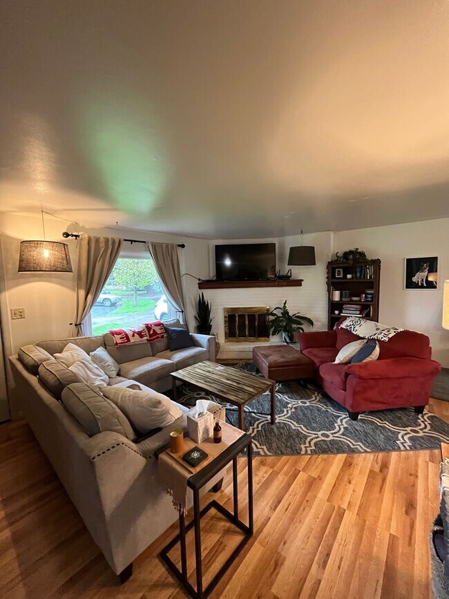 Building Photo - FULLY FURNISHED Midtown Three Bedroom Spac...