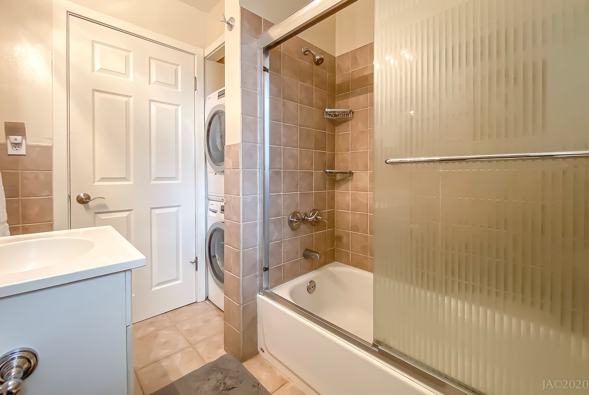 open shower door - 2765 Lombard St