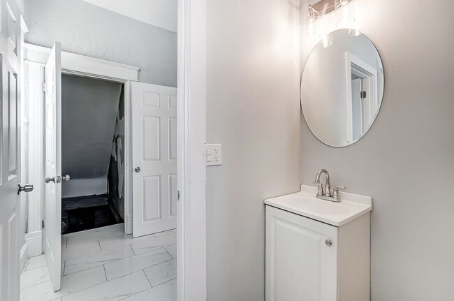 Building Photo - Three Bedroom Home in Hamilton!