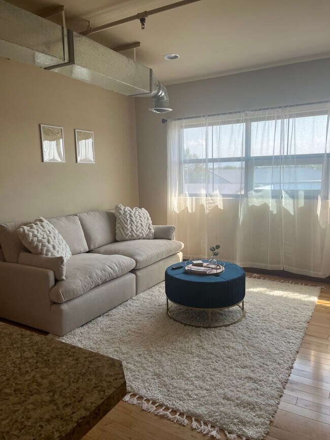 Building Photo - Elegant All Inclusive Fully Furnished Studio On Top Floor