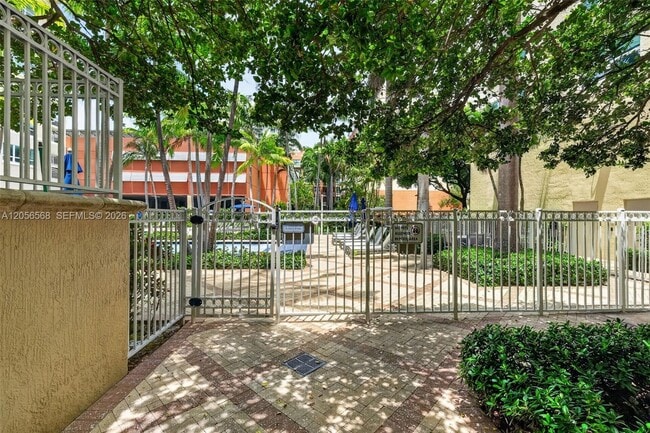 Building Photo - 2000 N Bayshore Dr
