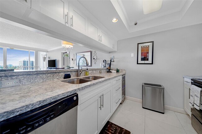 Building Photo - 7601 E Treasure Dr