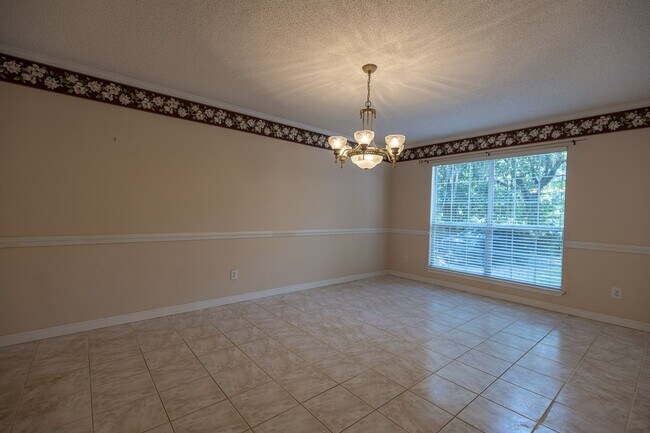 Building Photo - ONE FREE MONTH ON 13 MONTH LEASE!Charming ...
