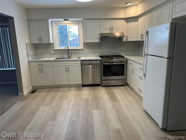 Building Photo - 20195 River Oaks Dr