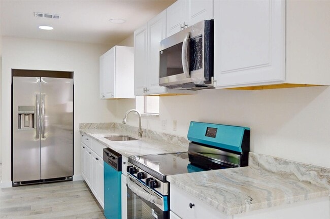 Building Photo - 2218 Poplar Park Dr